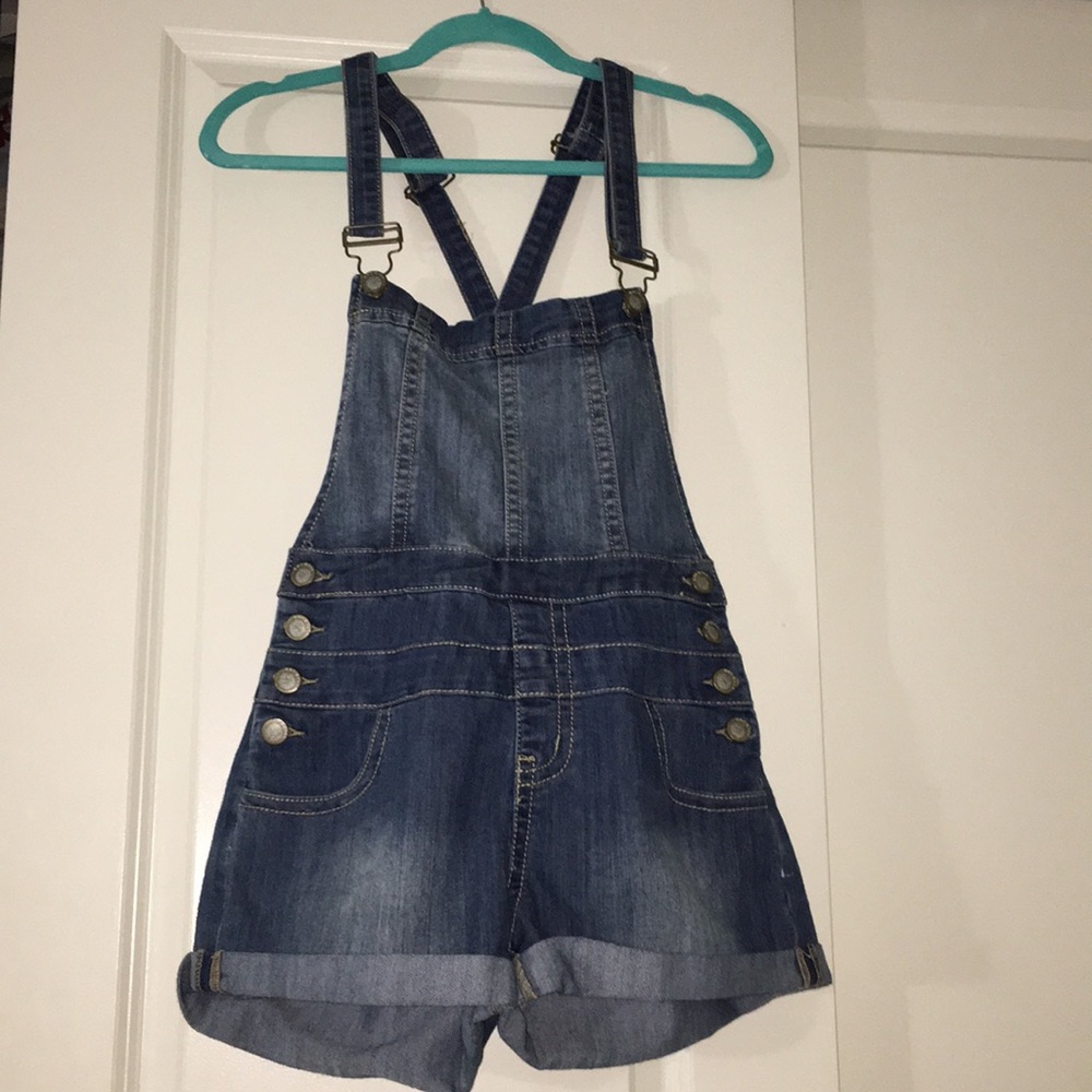 Im selling cute short overalls